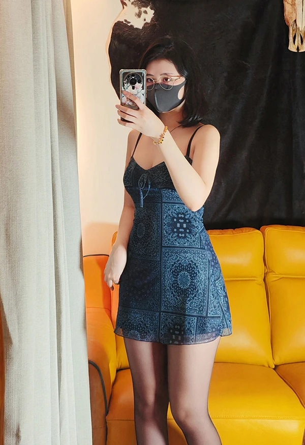 反差福利姬@Naimi奶咪 吊带短裙+黑丝